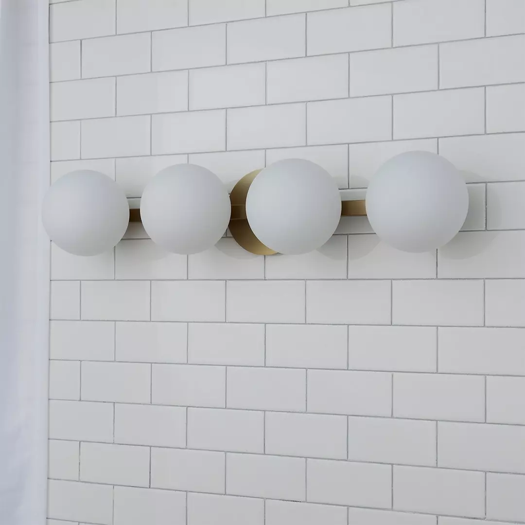 Modern Milky Globe Vanity Light - 4 Light - 图片 2