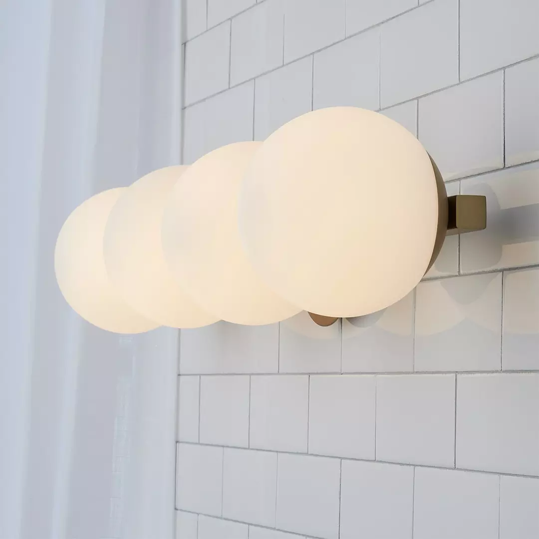 Modern Milky Globe Vanity Light - 4 Light - 图片 3